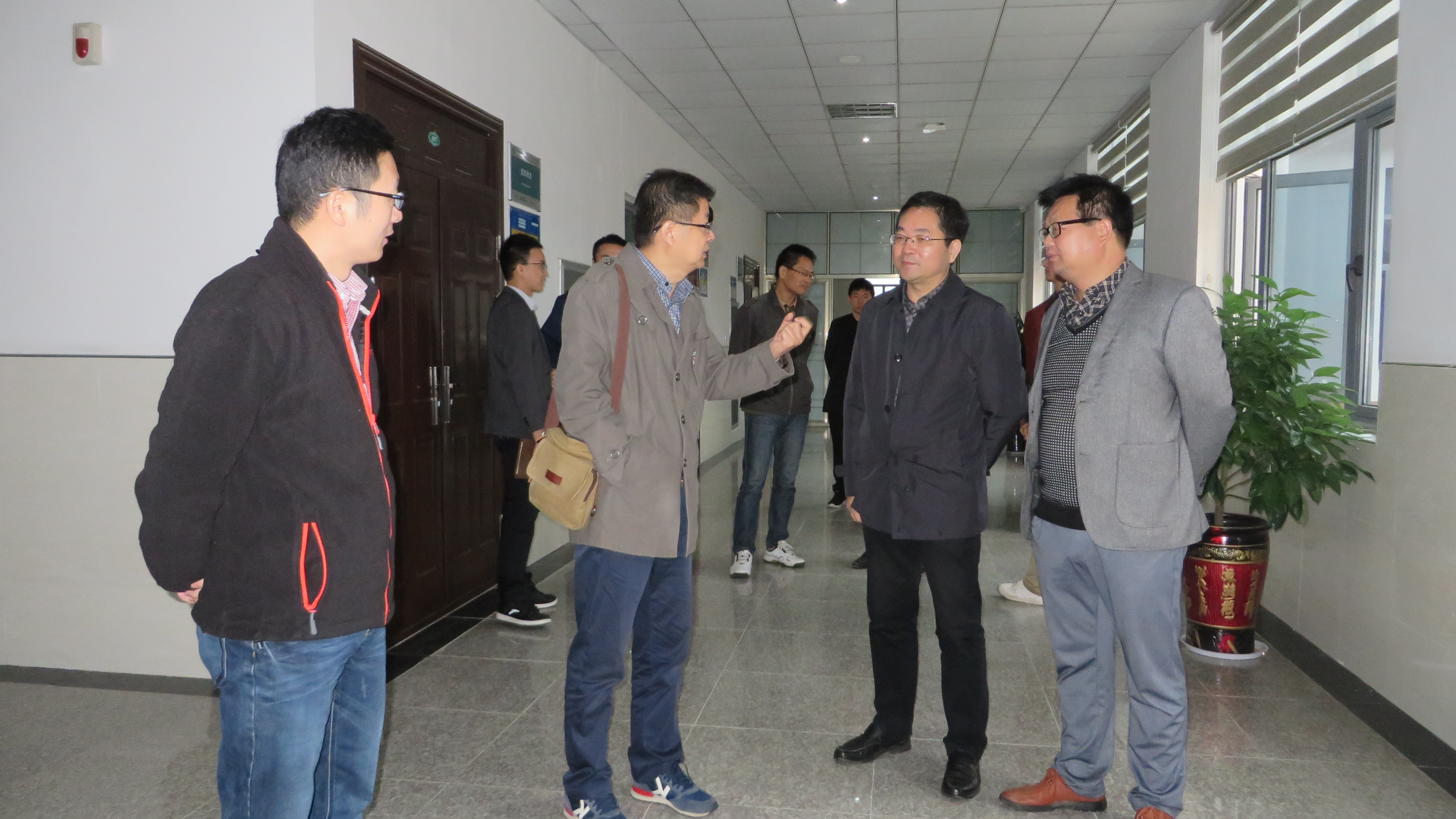 1袁红雨经理带领张晓华一行参观重点实验室.JPG